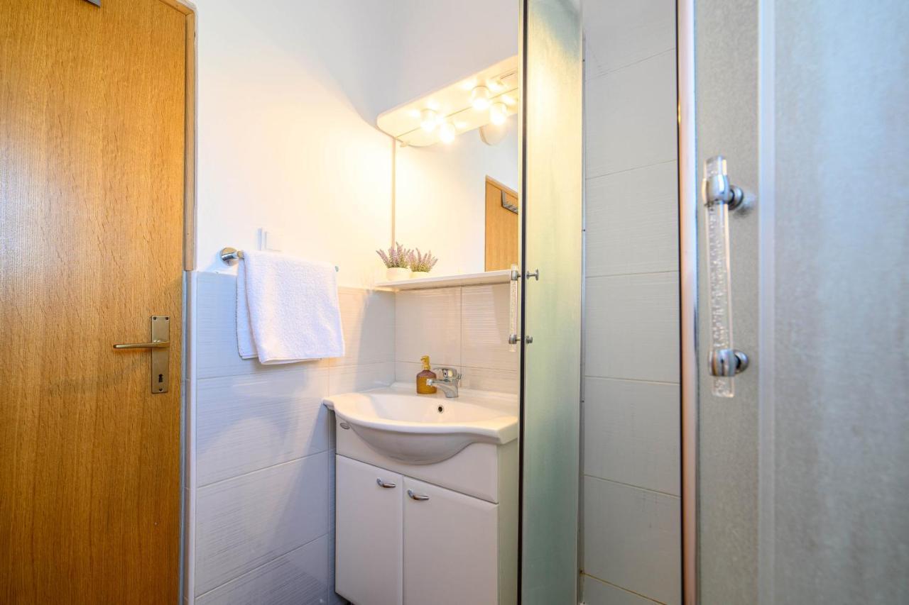 Apartments Vala Zaboric - With Boat Mooring Екстериор снимка