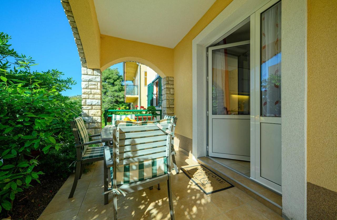 Apartments Vala Zaboric - With Boat Mooring Екстериор снимка